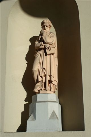 Statue des Paulus neben der Kirchenpforte. © Felix Mayer